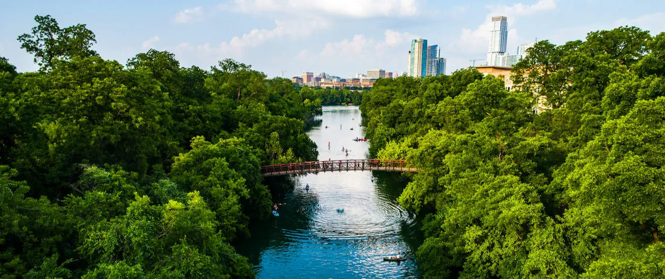 Bujna zieleń na obrzeżach Austin w Teksasie, w pobliżu Barton Springs