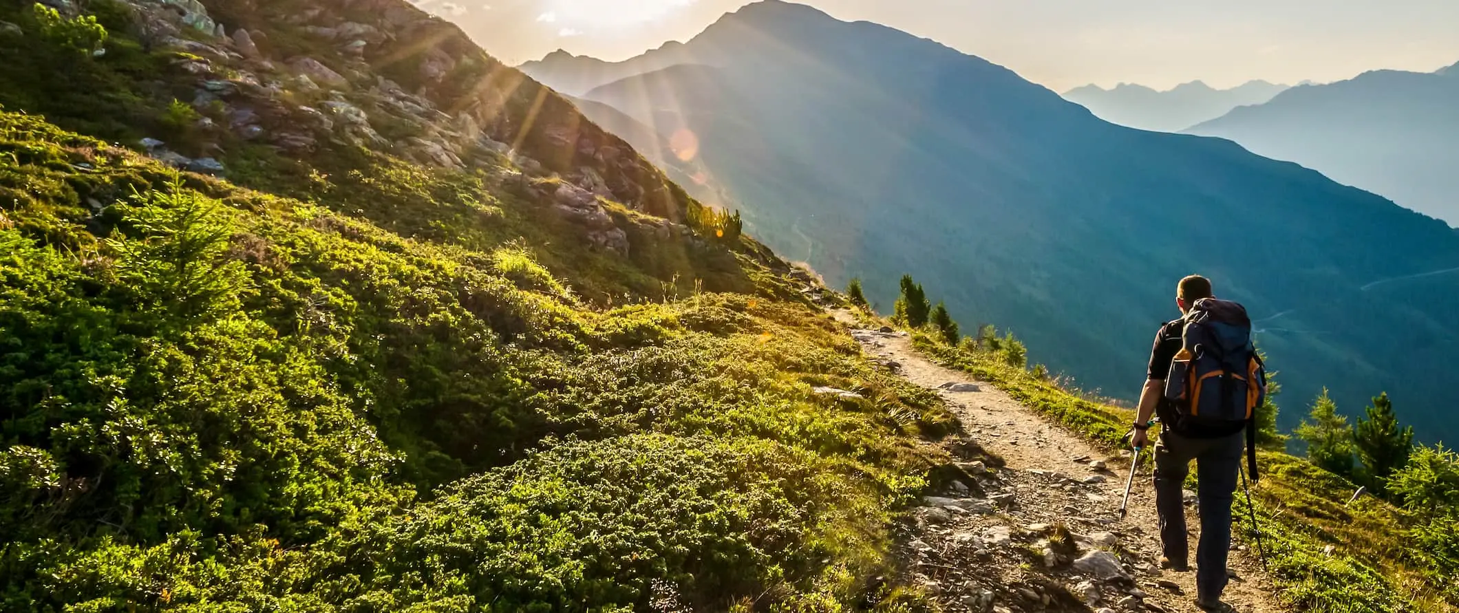 Seorang pejalan kaki solo menerokai bukit berceranggah dan pergunungan Austria