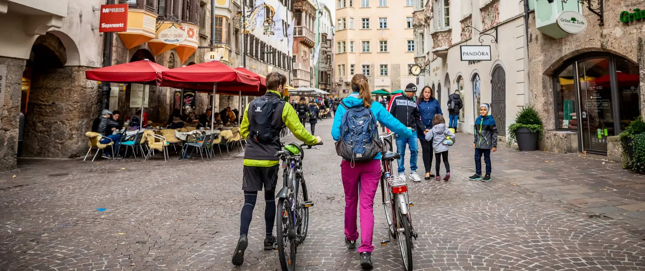 Mensen die op pad zijn door een smal oud straatje in het charmante Oostenrijk