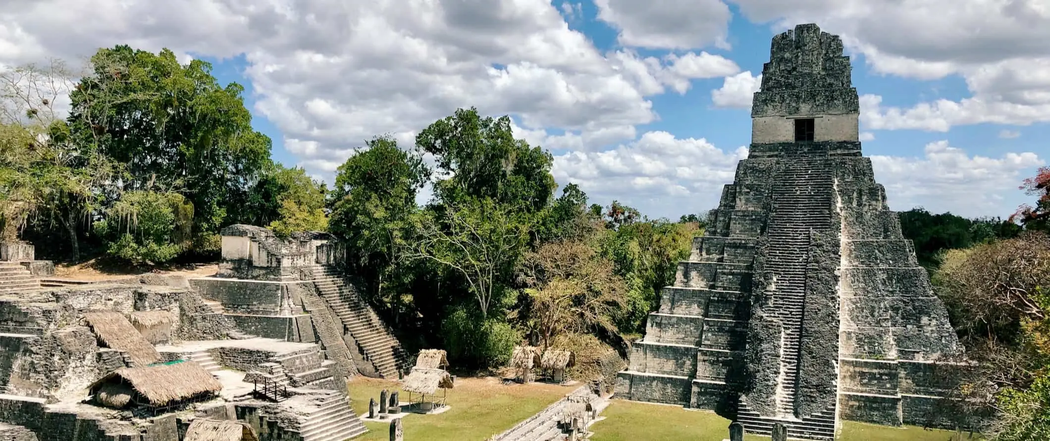 Piramides en andere ruïnes in de jungle op de Maya-site van Tikal in Guatemala