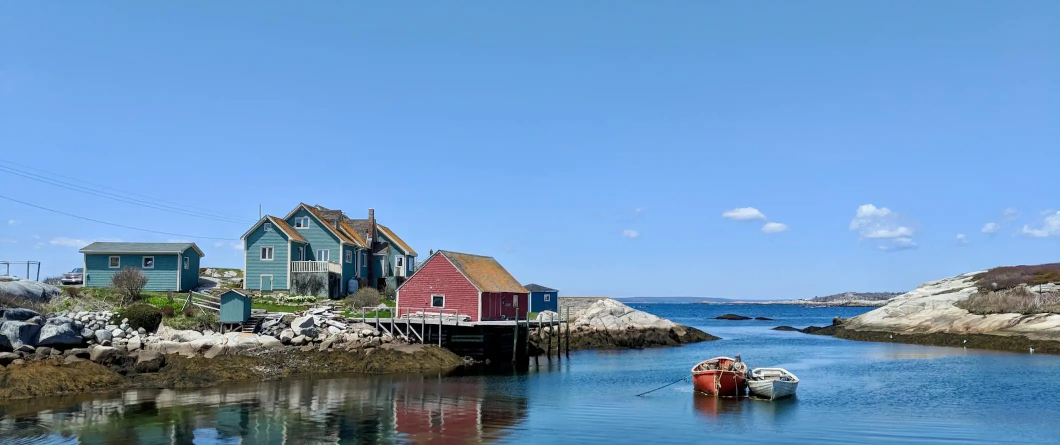 Una casa pintoresca al llarg de la costa accidentada de la assolellada Nova Escòcia, Canadà