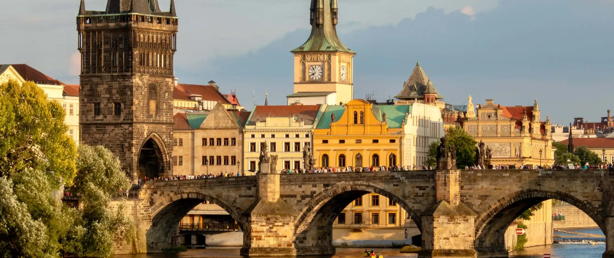 Vecchi edifici e ponti grintosi nella storica Praga, Repubblica Ceca