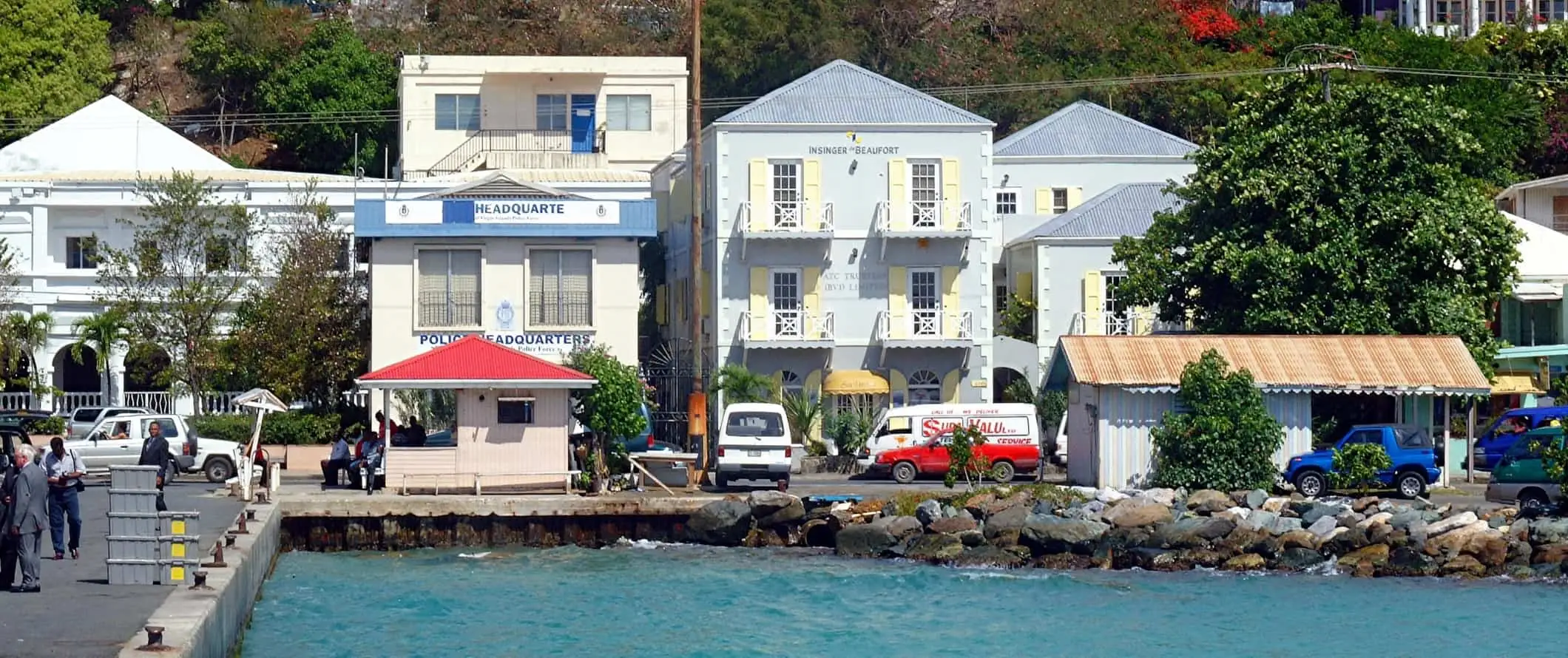 Casas de colores pastel a lo largo del paseo marítimo de las Islas Vírgenes Británicas