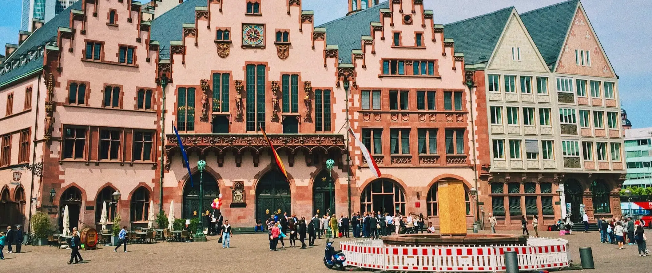 Fargerike gamle bygninger langs et torg i Frankfurt, Tyskland