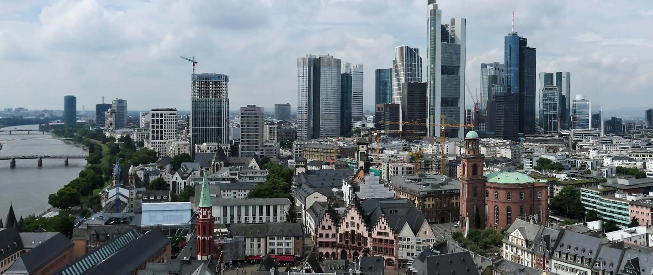 Pemandangan udara pusat bandar Frankfurt, Jerman yang menampilkan banyak bangunan pencakar langit