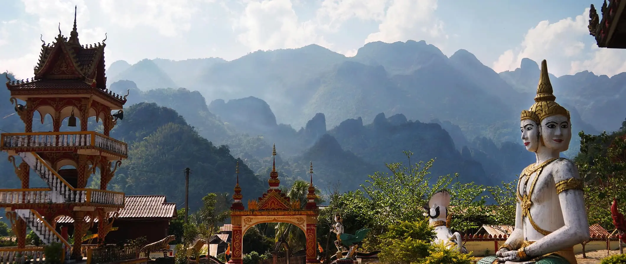 chrámy a hory vo Vang Vieng