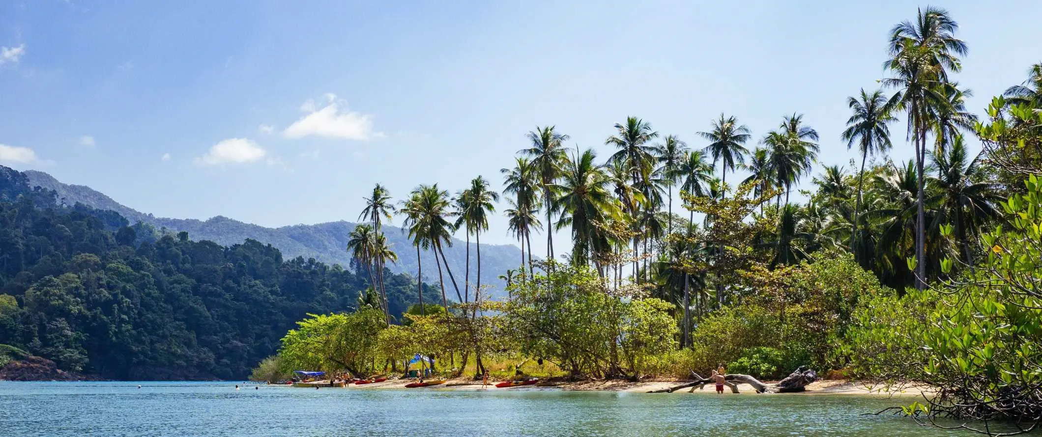 Gražūs paplūdimiai ir smėlio juostos palei Ko Chang pakrantę, Tailandą saulėtą dieną