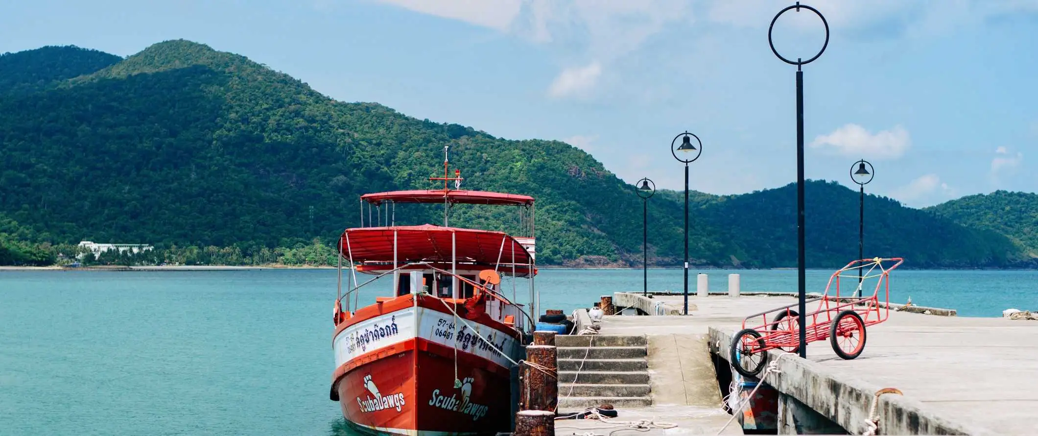 Een veerboot bij een dok in Ko Chang, Thailand op een zonnige dag