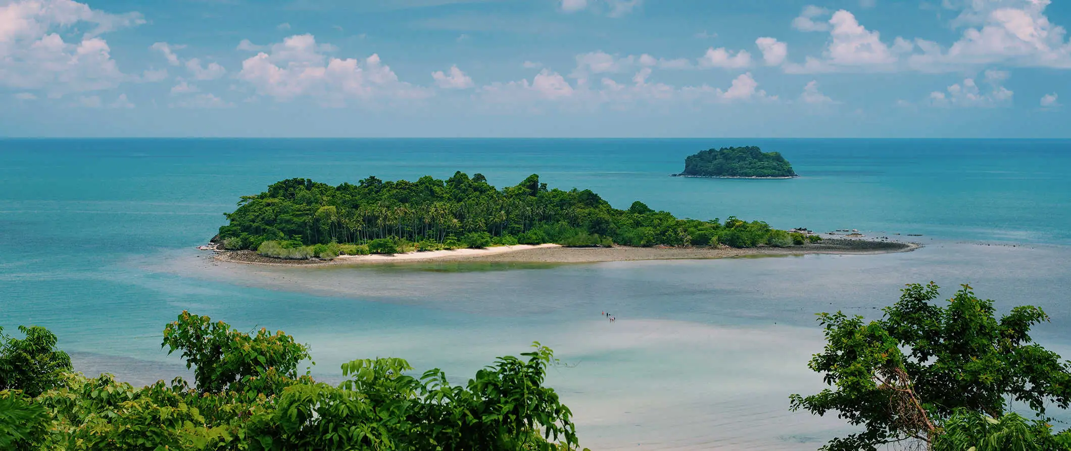 De vackra stränderna och sandbankerna längs kusten av Ko Chang, Thailand på en solig dag