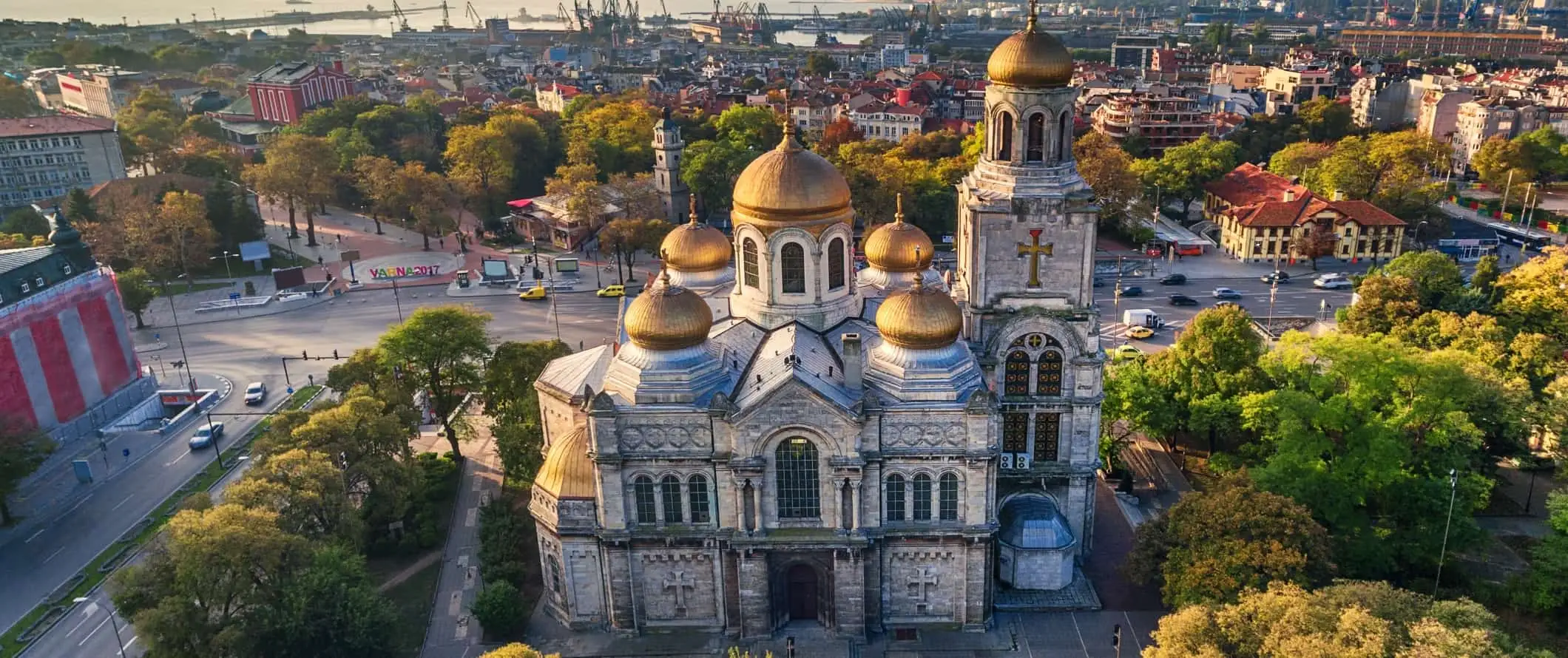 Luftfoto af Assumptionens katedral med dens gyldne kupler i Varna, Bulgarien