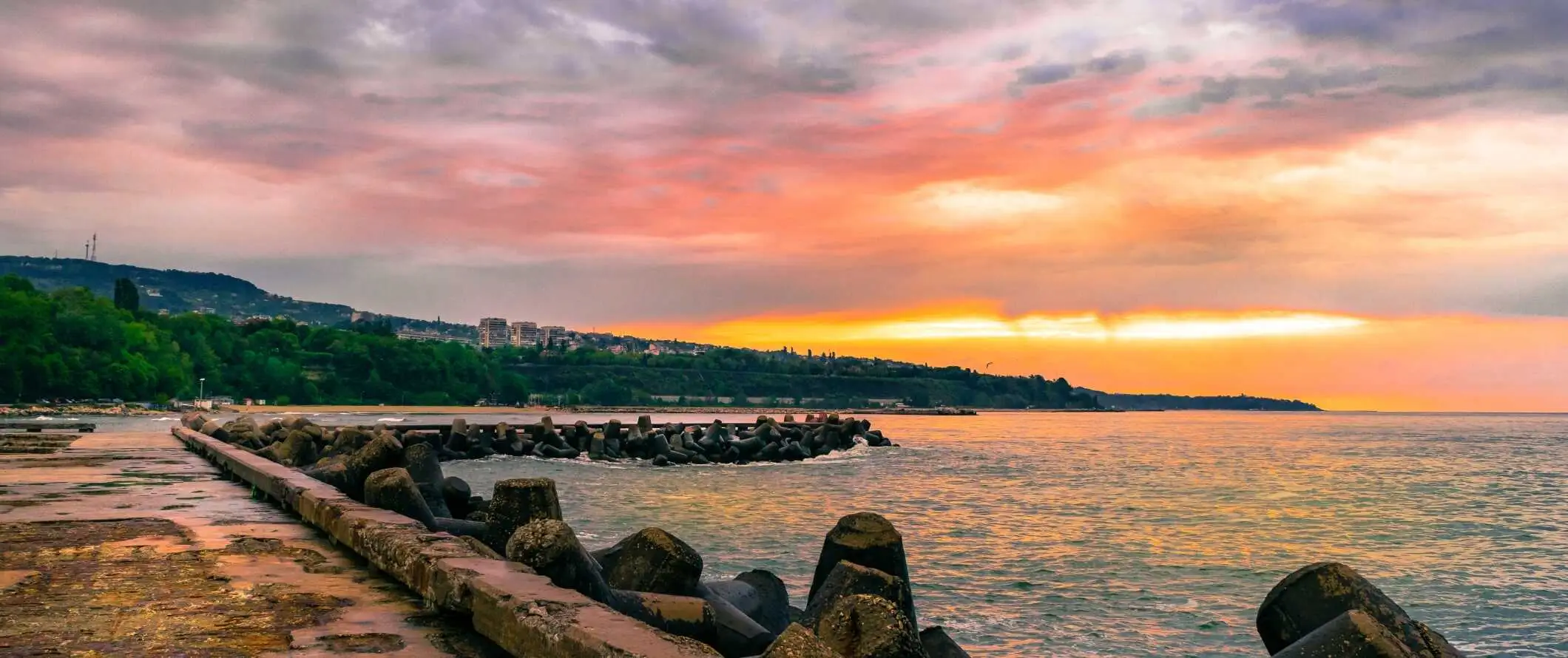 Vue le long de la passerelle en bord de mer au coucher du soleil à Varna, Bulgarie