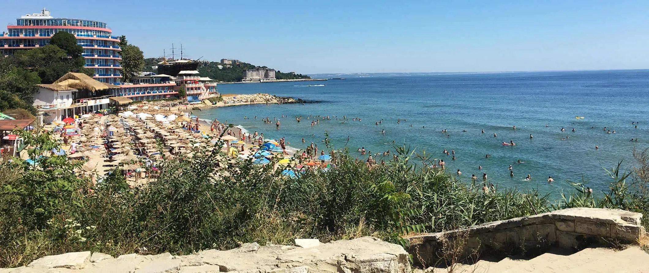 En strandscen i soliga Varna, Bulgarien under sommaren