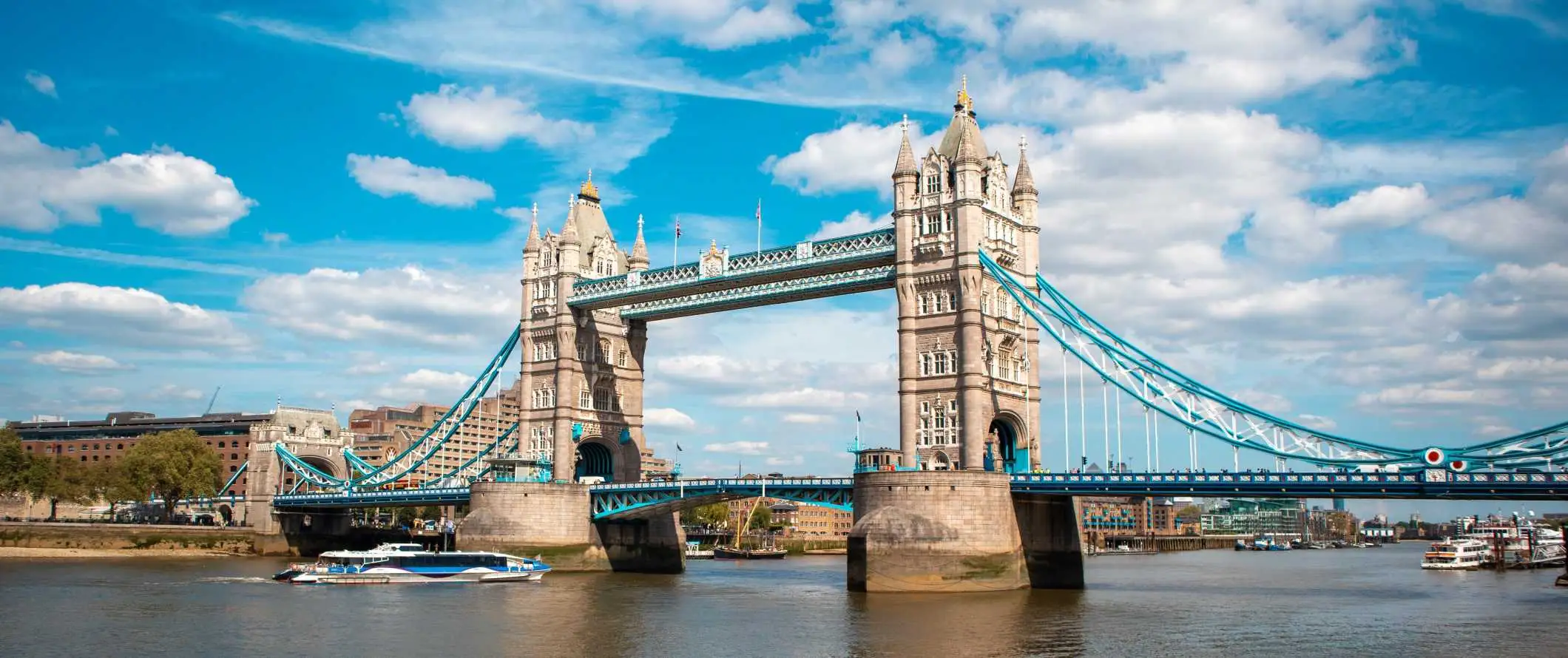 Londra, İngiltere'deki Thames Nehri boyunca uzanan ünlü Tower Bridge'in görünümü