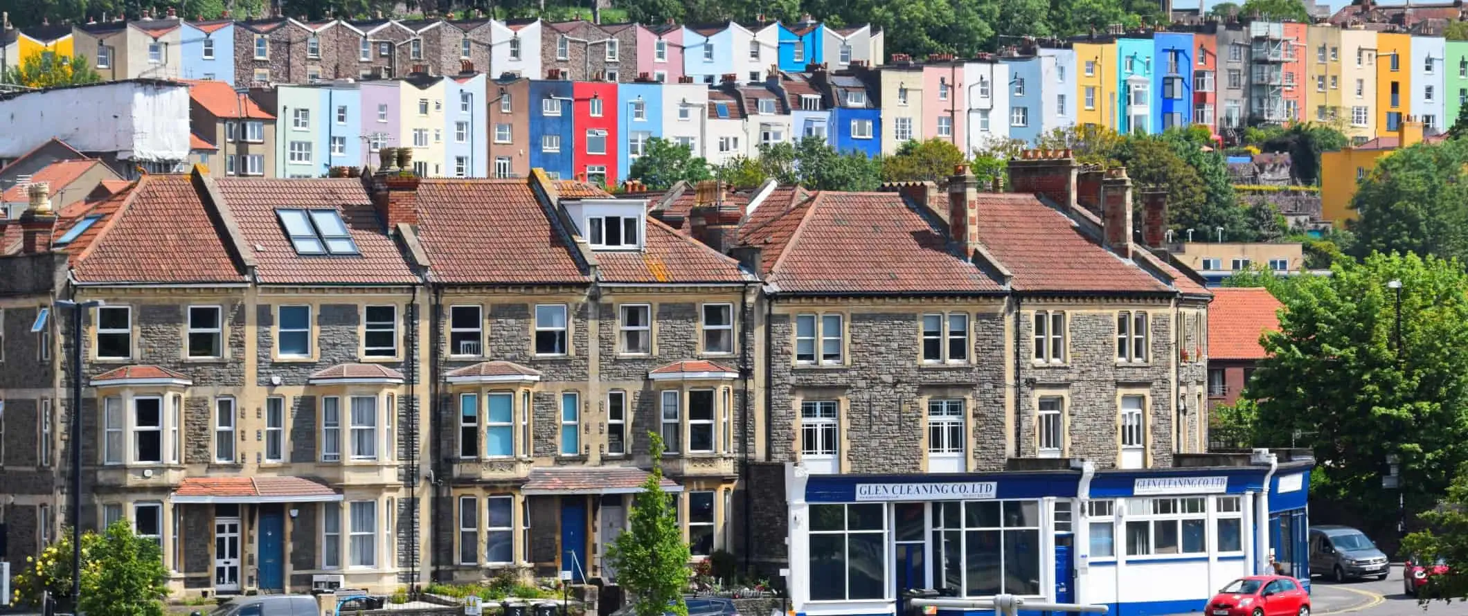 Reihenweise farbenfrohe Stadthäuser auf einem Hügel in Bristol, England