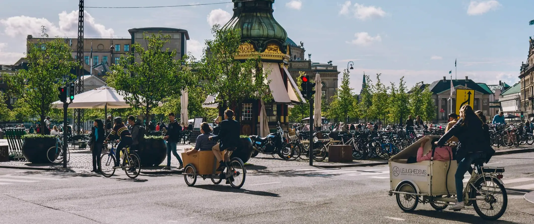 Bicikliző emberek egy napsütéses nyári napon Koppenhágában, Dániában