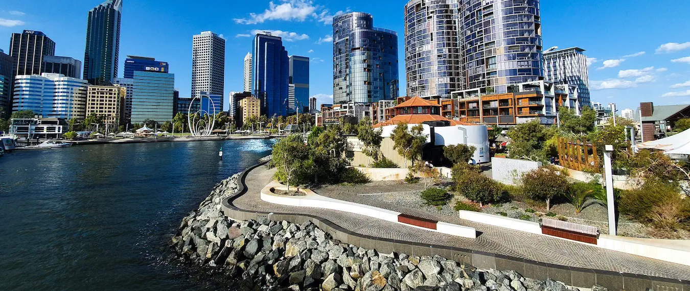 Austrālijas pilsētas Pērtas panorāma naktī izgaismojas