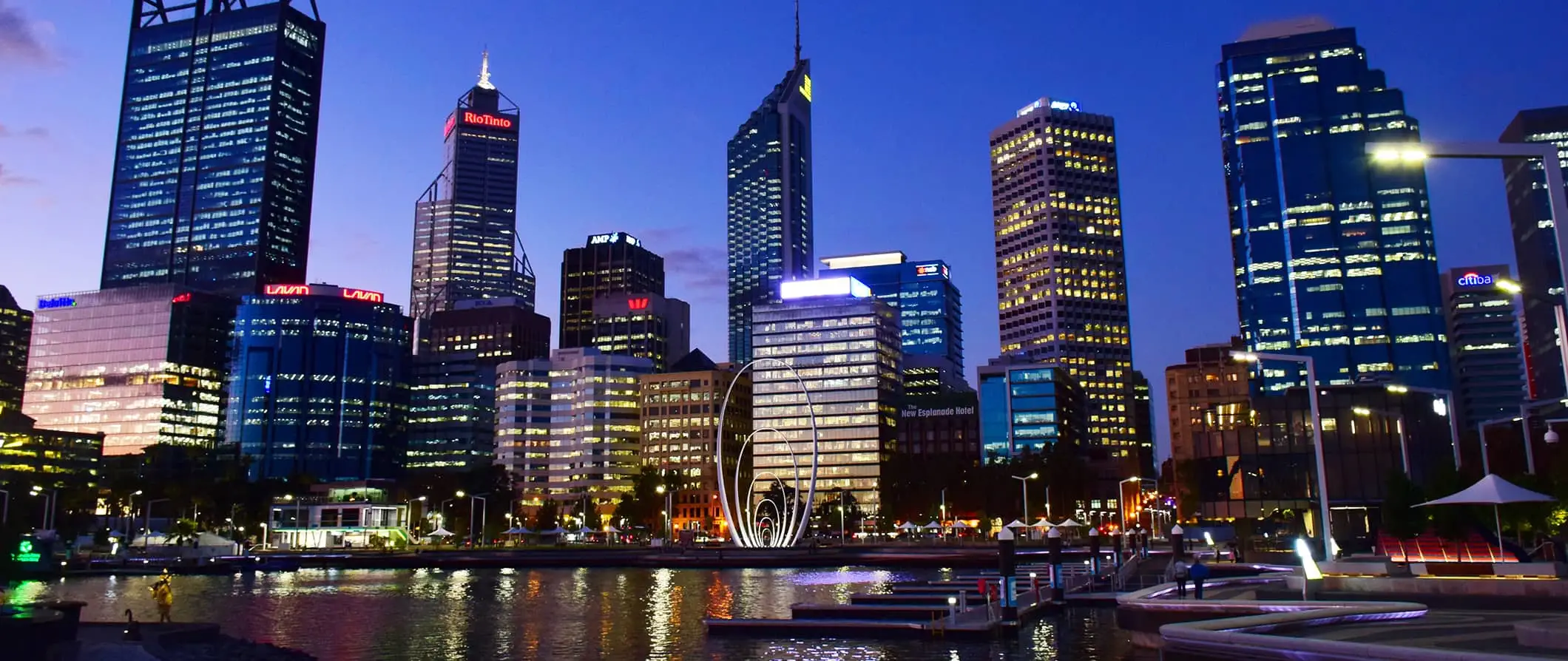 De torenhoge skyline van Perth, Australië, werd 's nachts verlicht