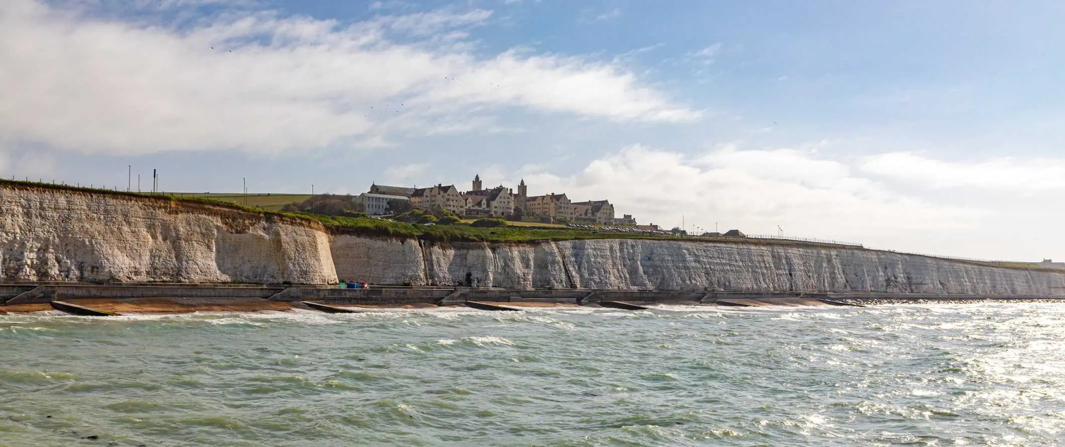 Hvide klipper rejser sig op af havet i Brighton, Storbritannien