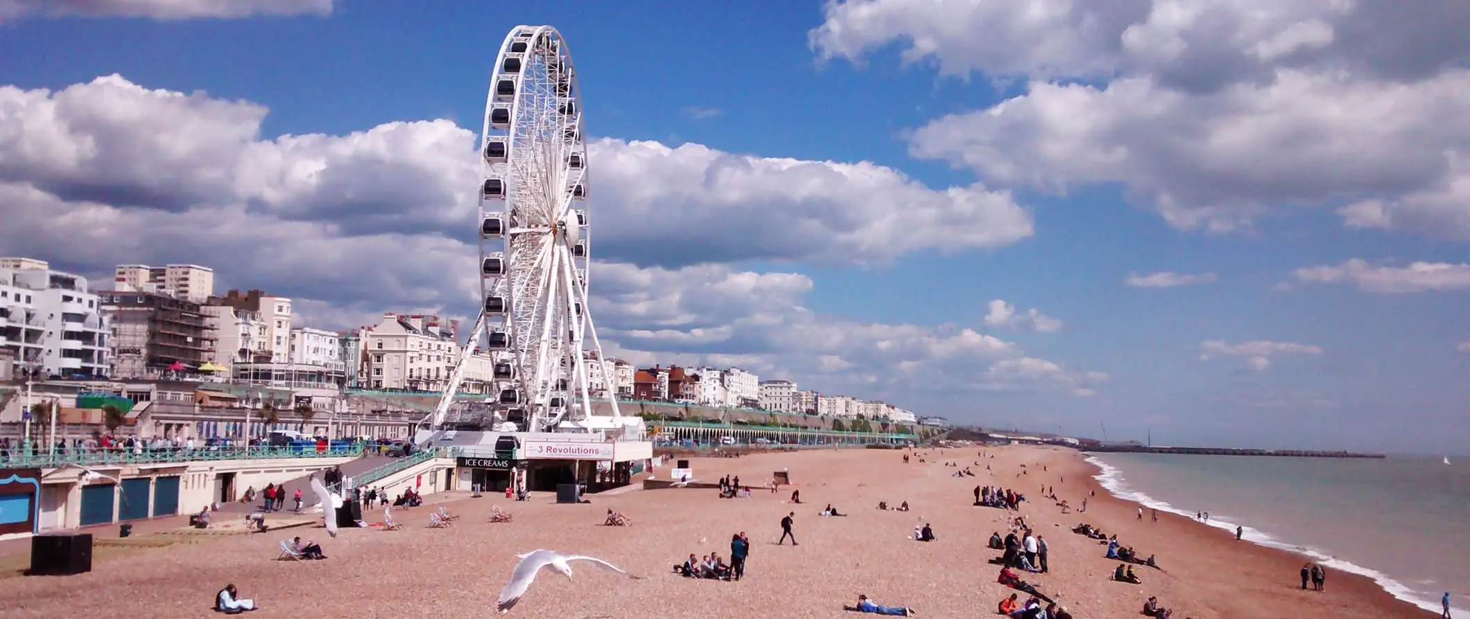 pohľad na Brighton Beach a ruské koleso na pobreží v slnečnom Brightone vo Veľkej Británii