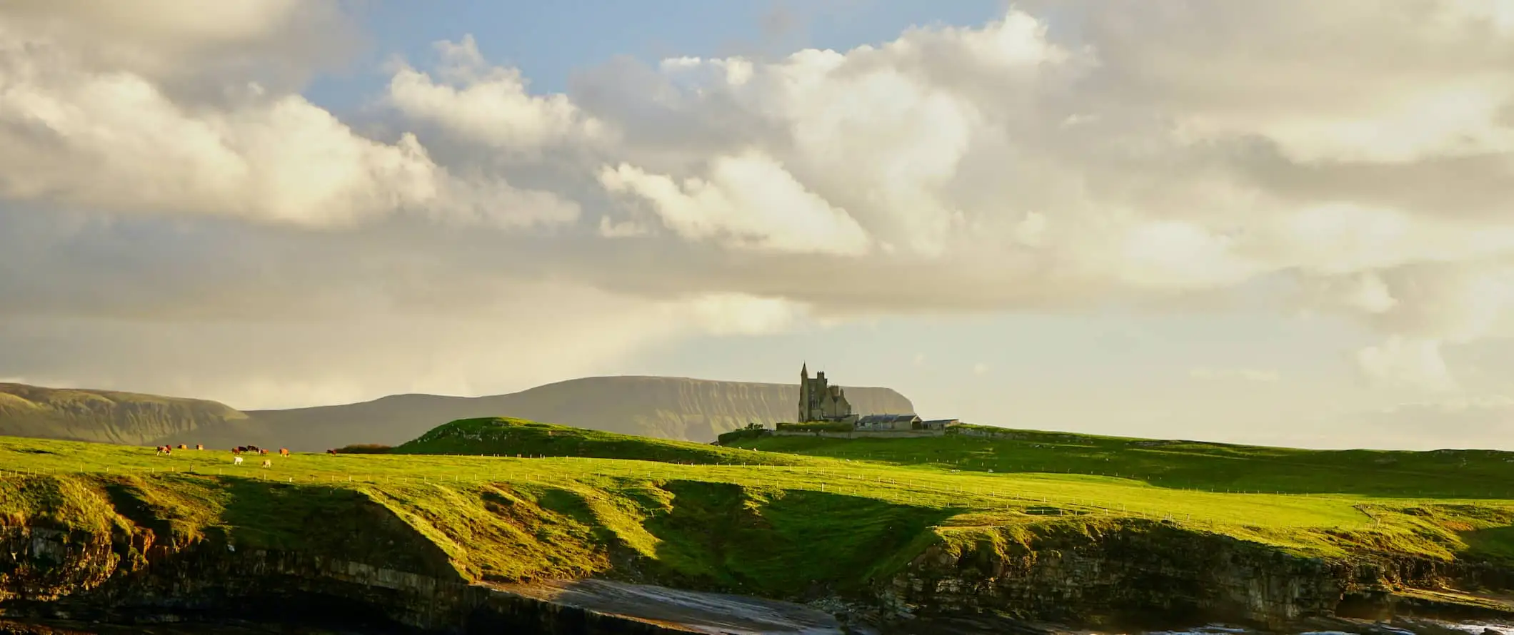 een kasteellandschap van Ierland, omringd door glooiende, groene velden