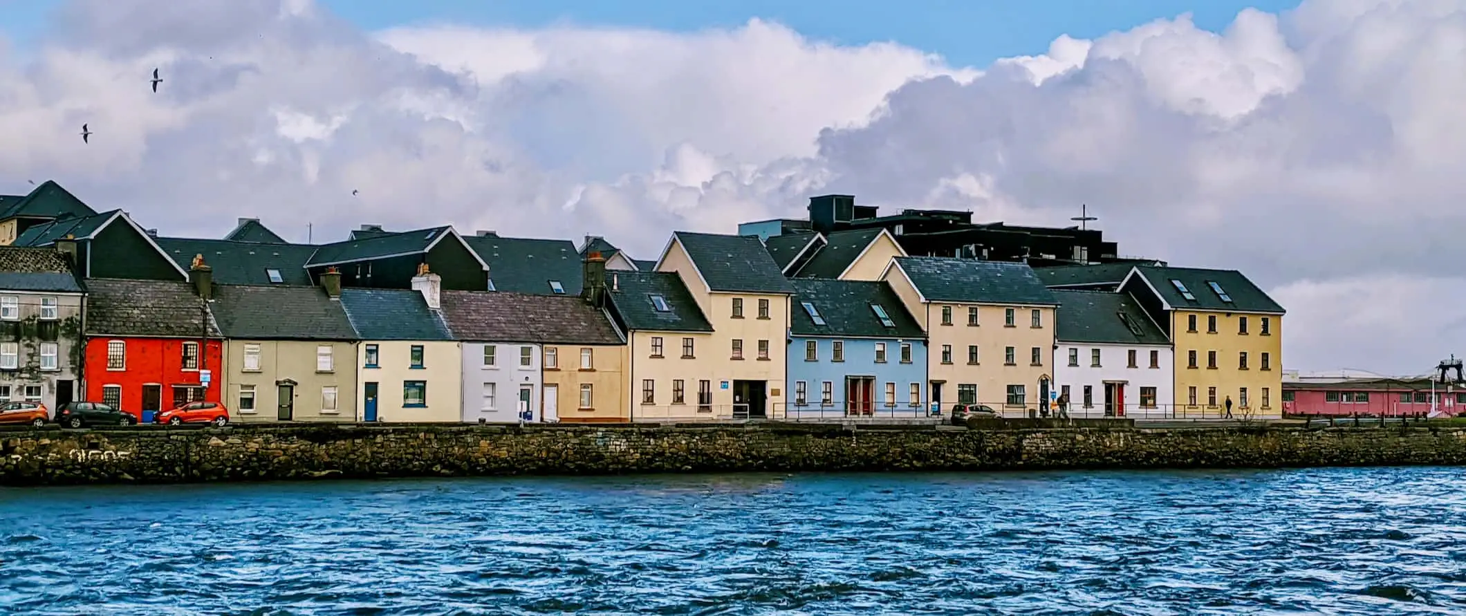 Les maisons colorées le long de la côte de Galway, Irlande