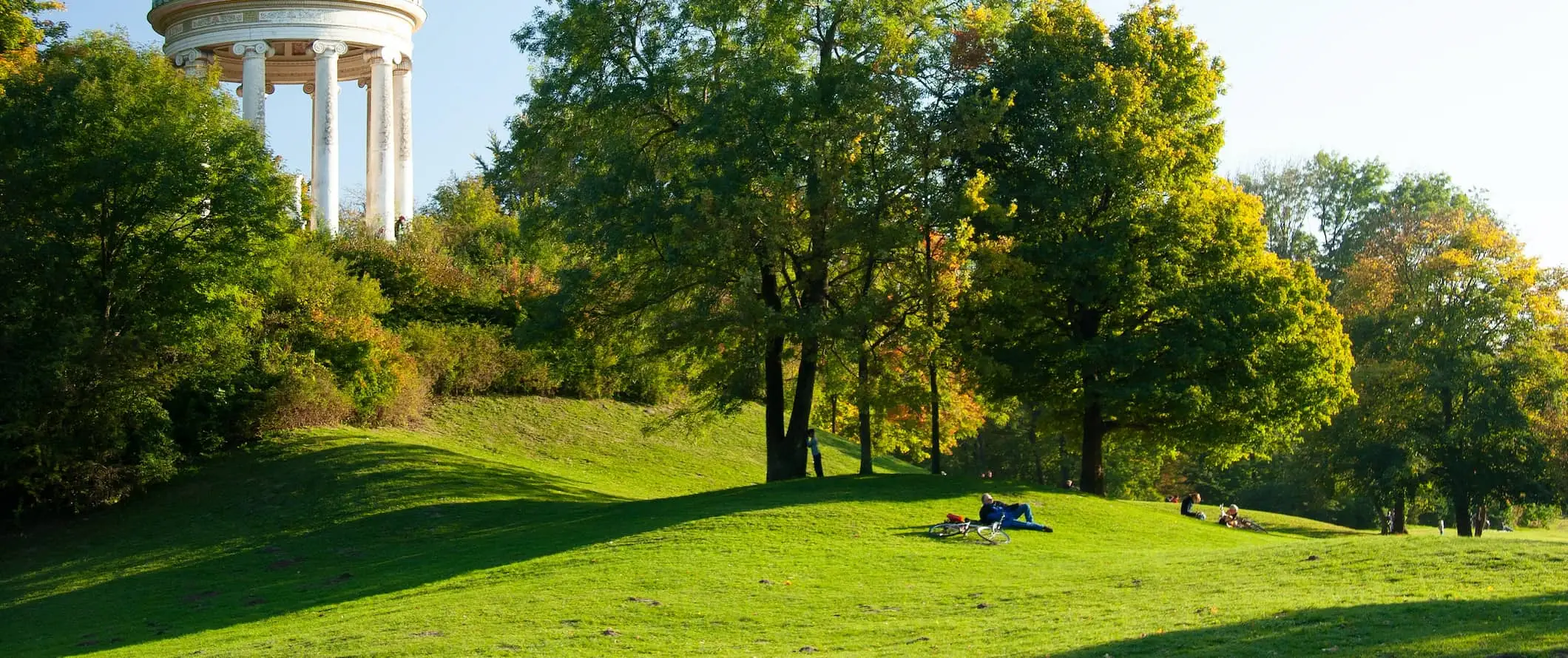 Een weelderig groen veld met de lokale bevolking die ontspant in de zomer in München, Duitsland