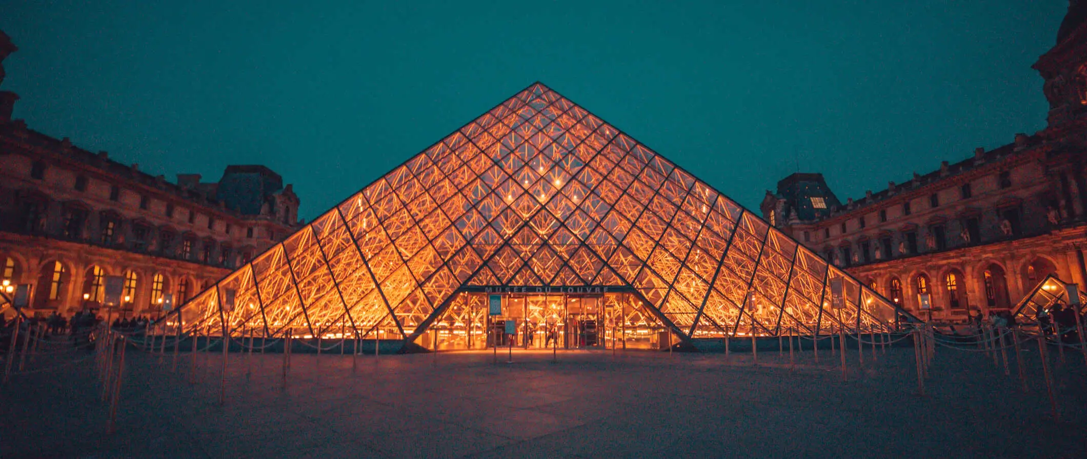 Louvre-pyramiden lyste opp om natten i Paris, Frankrike