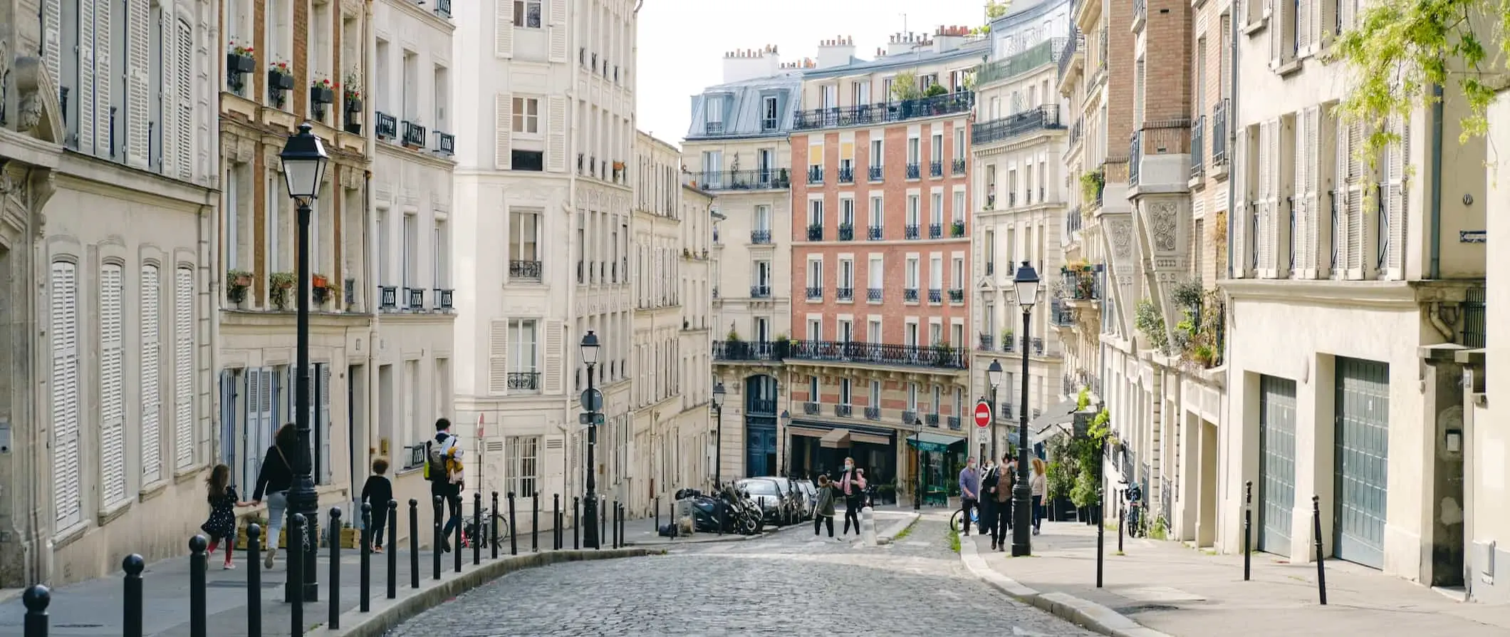 Una strada tranquilla e vecchi condomini a Parigi, Francia