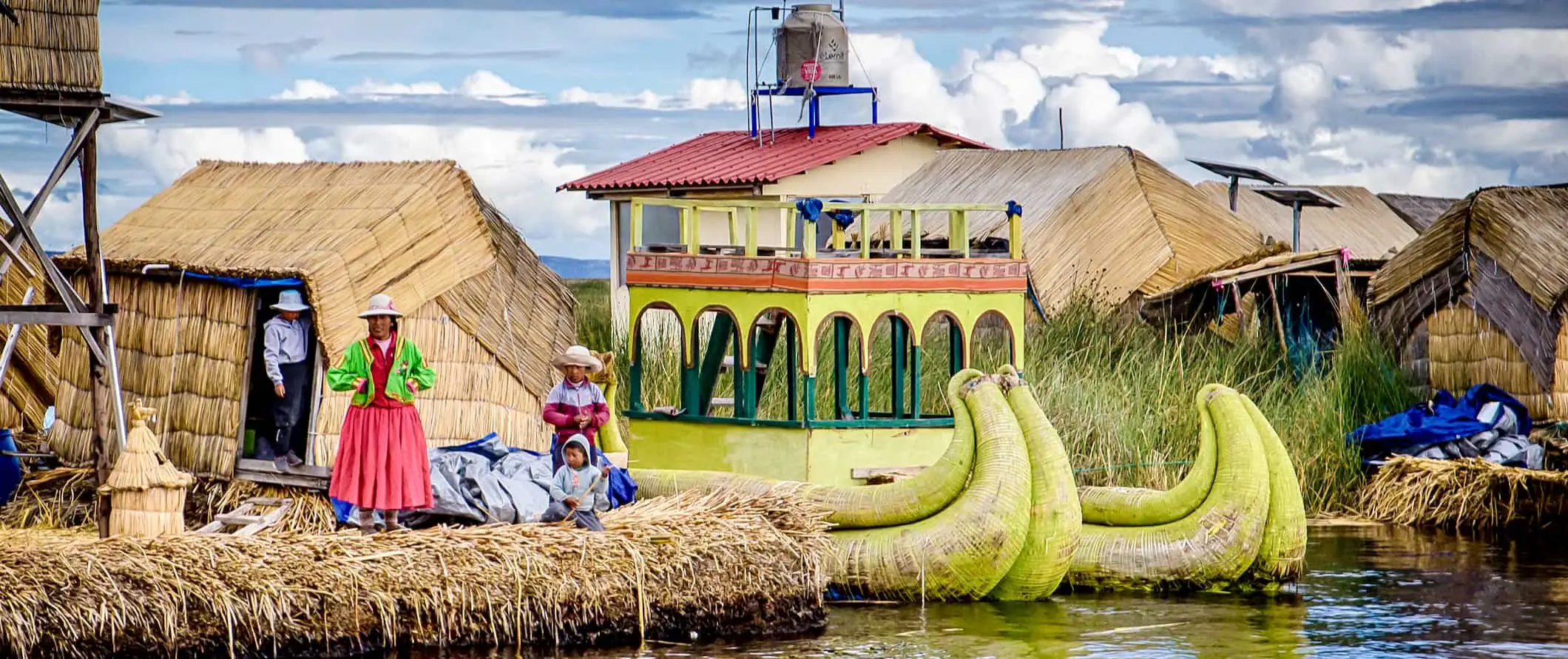 Vietējie iedzīvotāji uz mākslīgās salas Titikakas ezerā skaistajā Peru