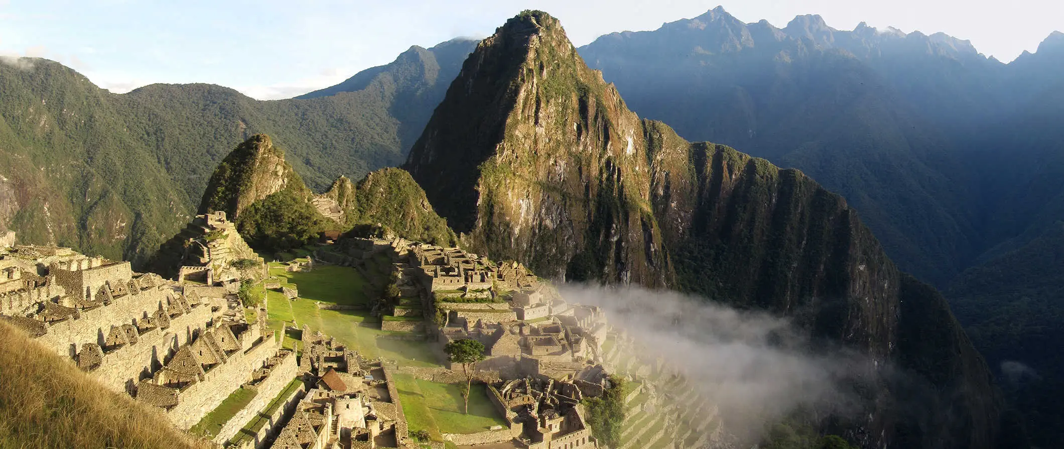 Machu Picchu, Peru, raunioiden läpi virtaava kevyt sumu