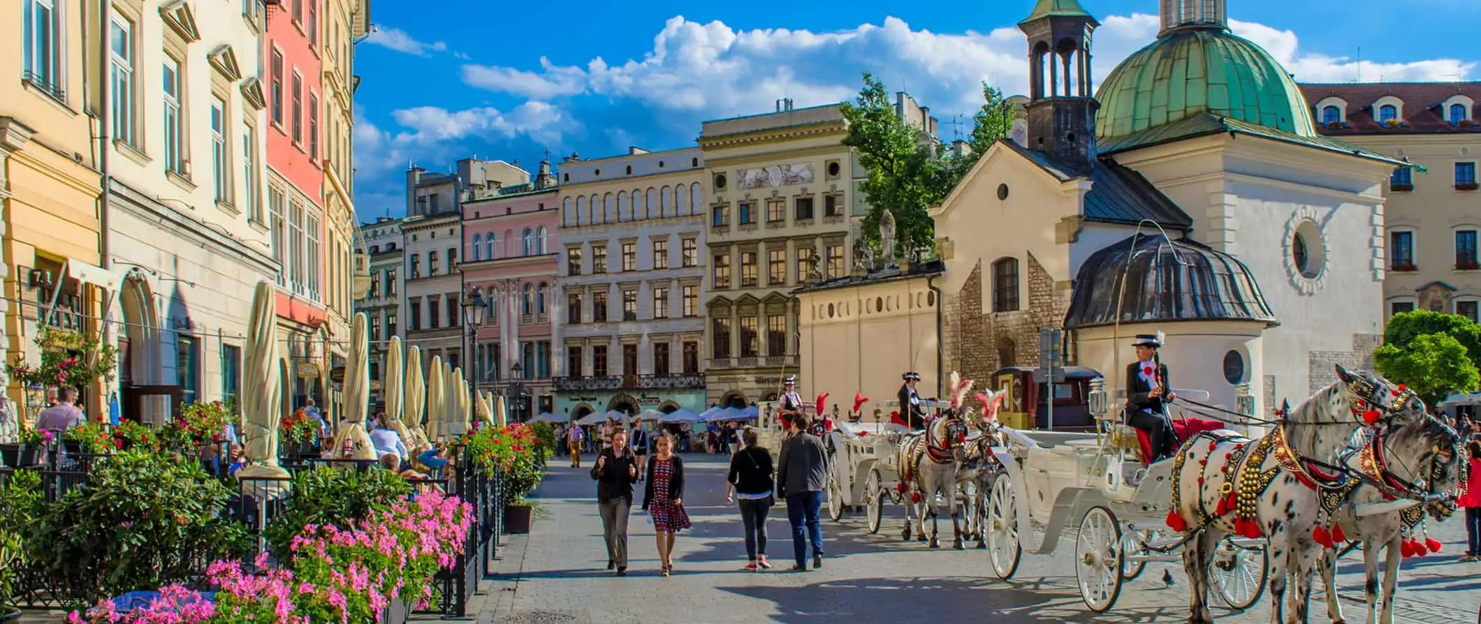 Istana yang luas dan agung dikelilingi oleh rumput hijau pada hari yang cerah di Warsaw, Poland