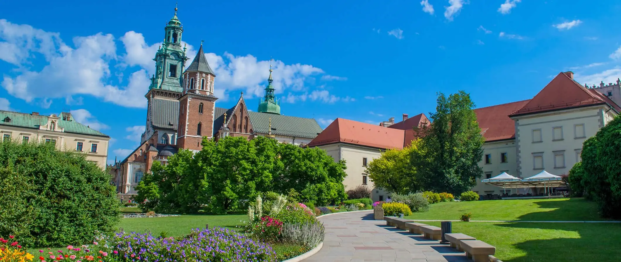 Šarena i povijesna arhitektura u Poljskoj na sunčan ljetni dan