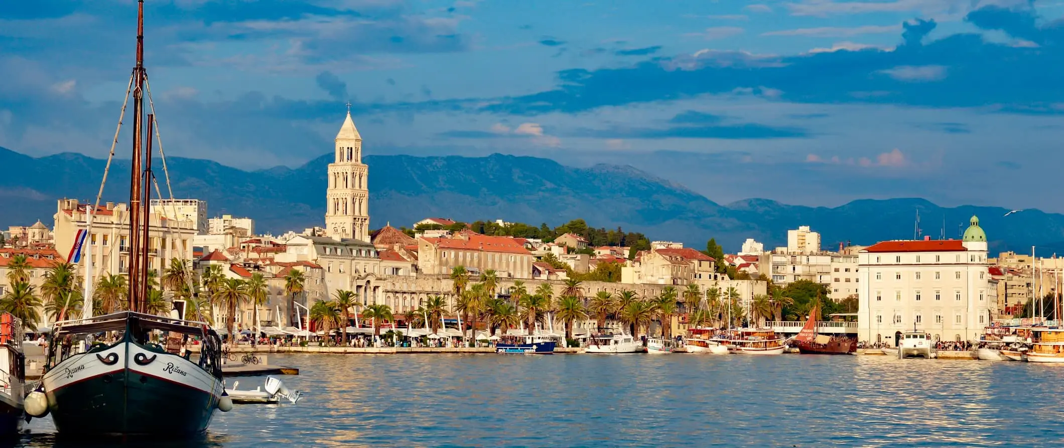 Sebuah perahu layar kecil terapung di laut berhampiran Split, Croatia