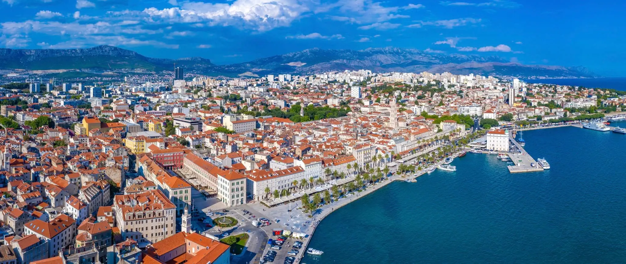 Pemandangan dari udara bagi Split, Croatia pada hari yang cerah di sepanjang Pantai Dalmatian