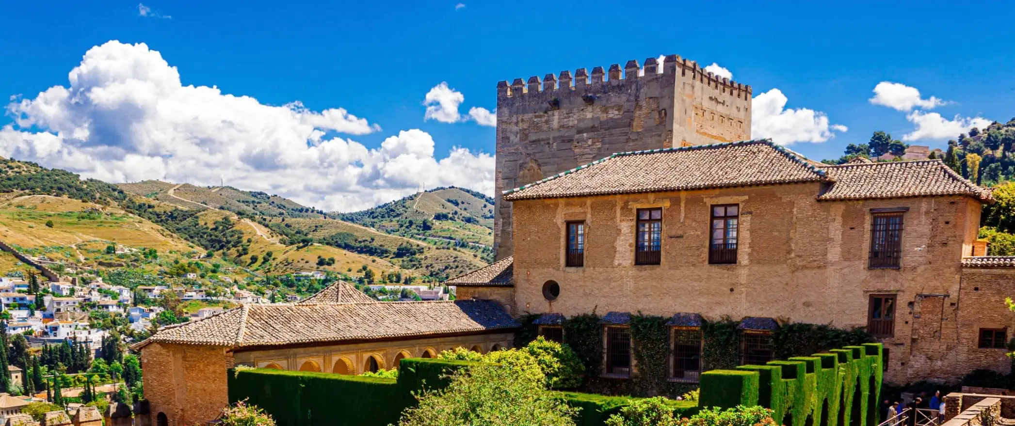 Parlak bir yaz gününde Granada, İspanya'daki birçok tarihi binadan biri