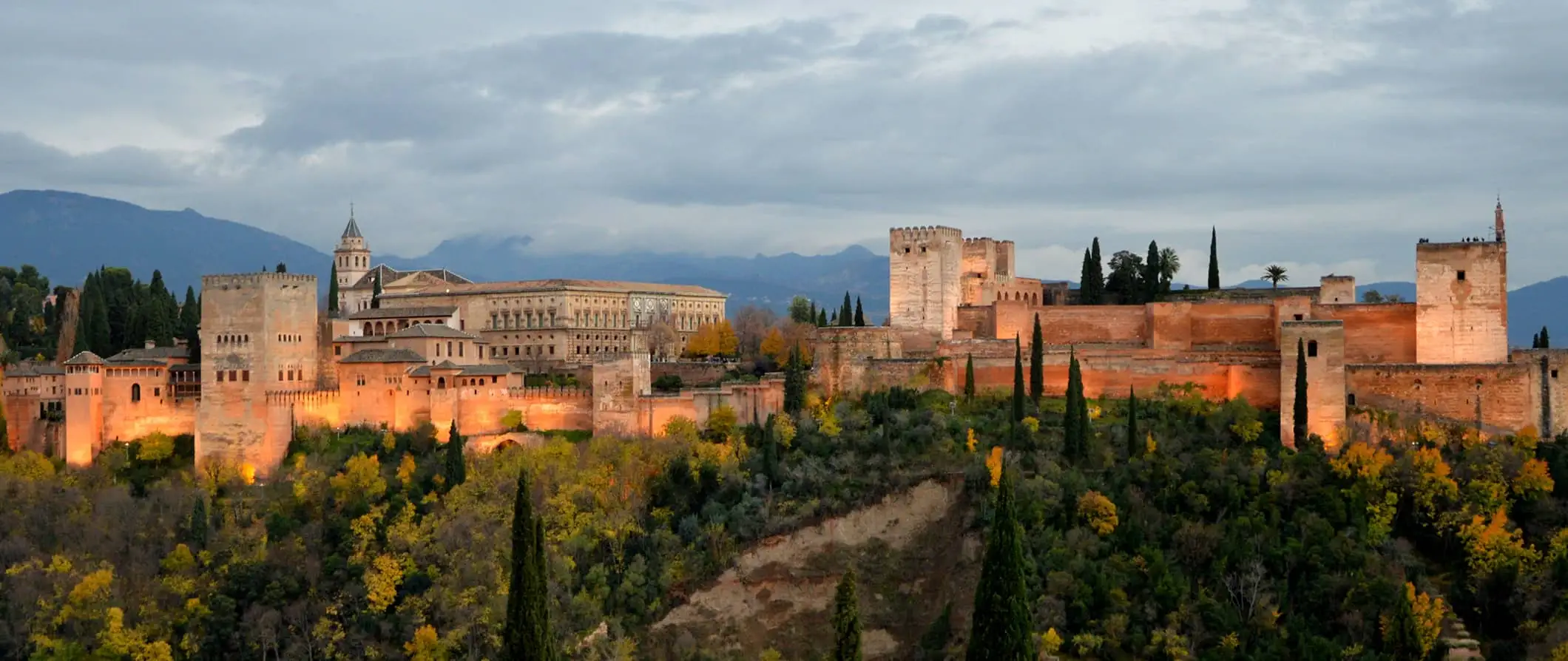 Kuulus ja ajalooline Alhambra palee Granadas, Hispaanias, ümbritsetud rohelusega