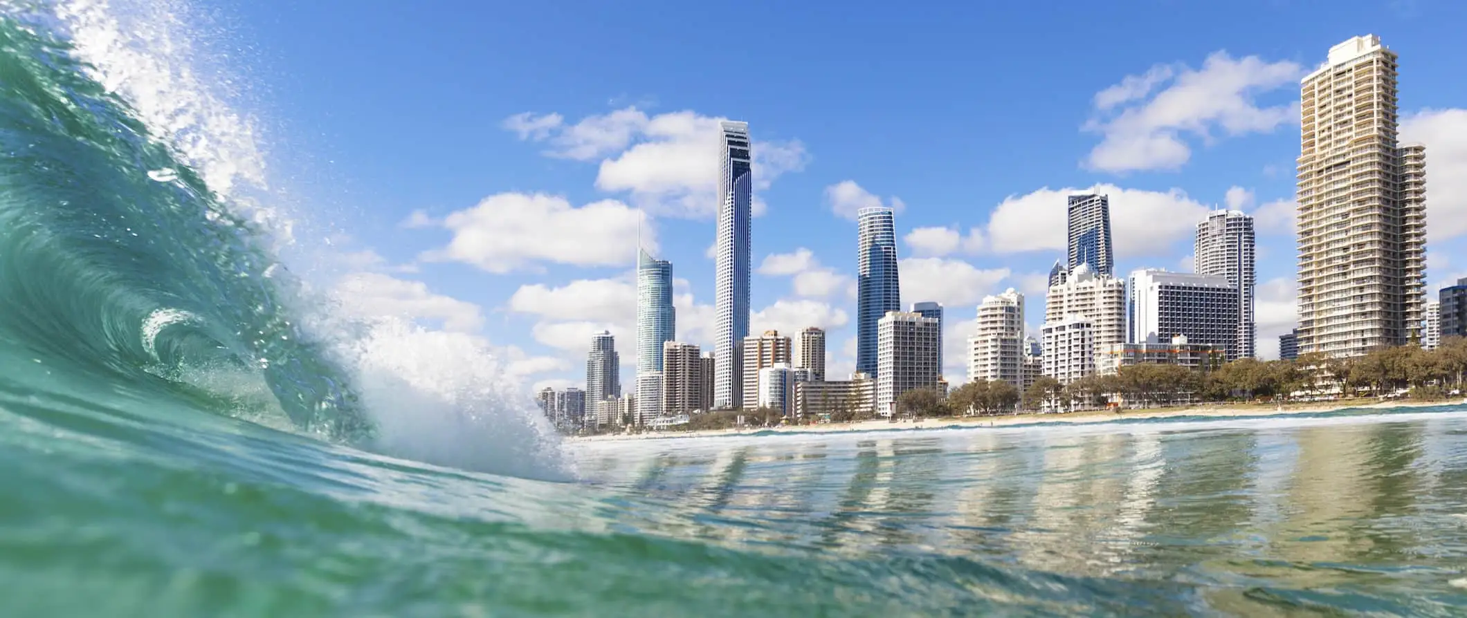 Maaliwalas na tubig ng malaking alon habang may nagsu-surf sa nakamamanghang baybayin ng Gold Coast, Australia