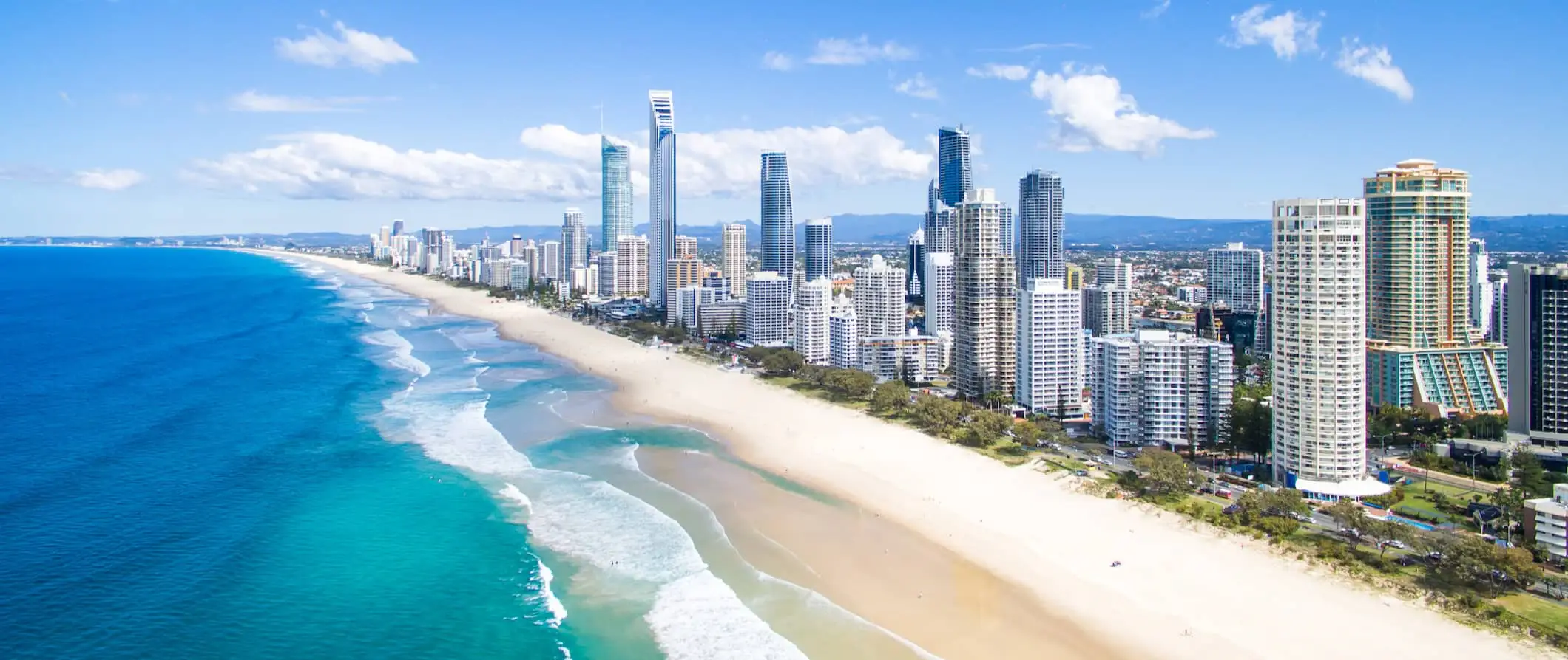 Isang aerial view ng mga nakamamanghang highrise sa kahabaan ng beach sa Gold Coast, Australia