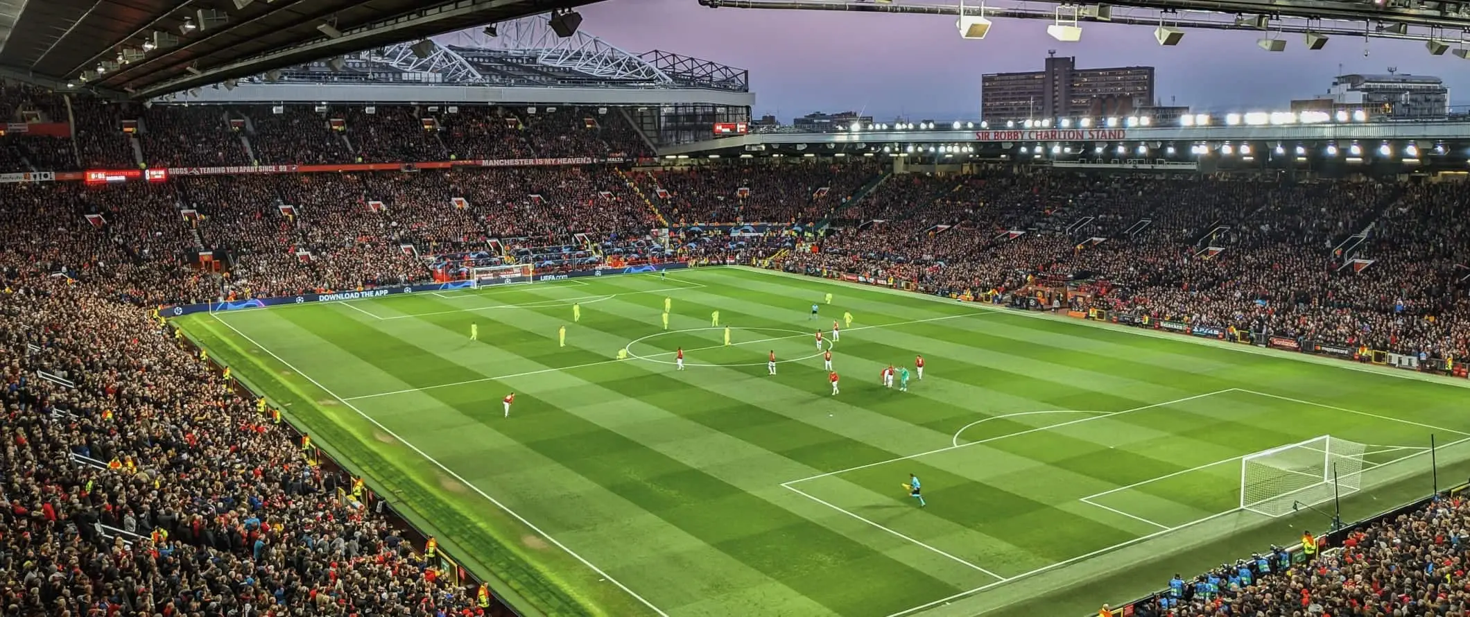 Futbalový zápas sa hrá na štadióne Old Trafford v Manchestri v Anglicku