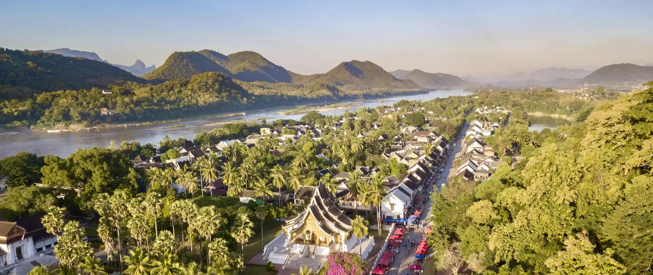 Letecký pohled na svěží Luang Prabang v Laosu s horami v pozadí