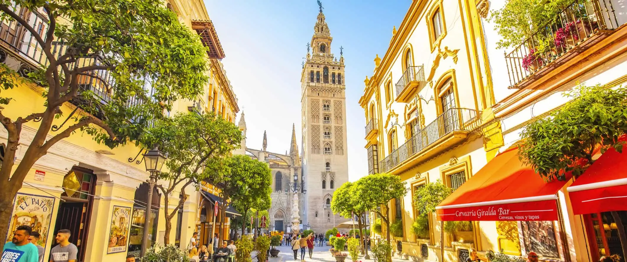 De charmiga, historiska gatorna i soliga Sevilla, Spanien