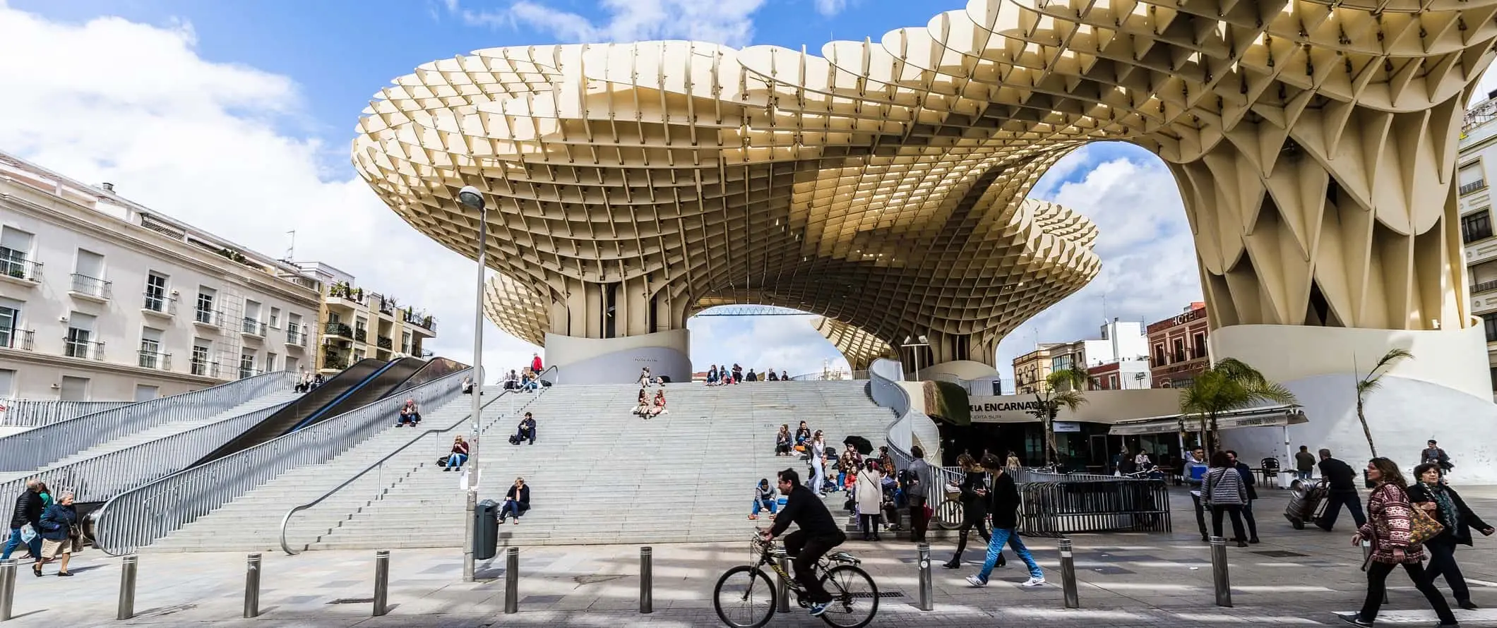 Menschen, die Sevilla und seine wunderbare Architektur erkunden