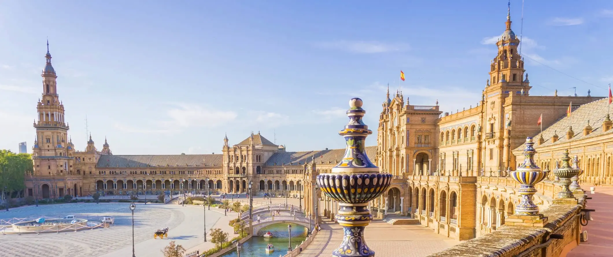 Mohutný historický palác ve španělské Seville se složitou architekturou