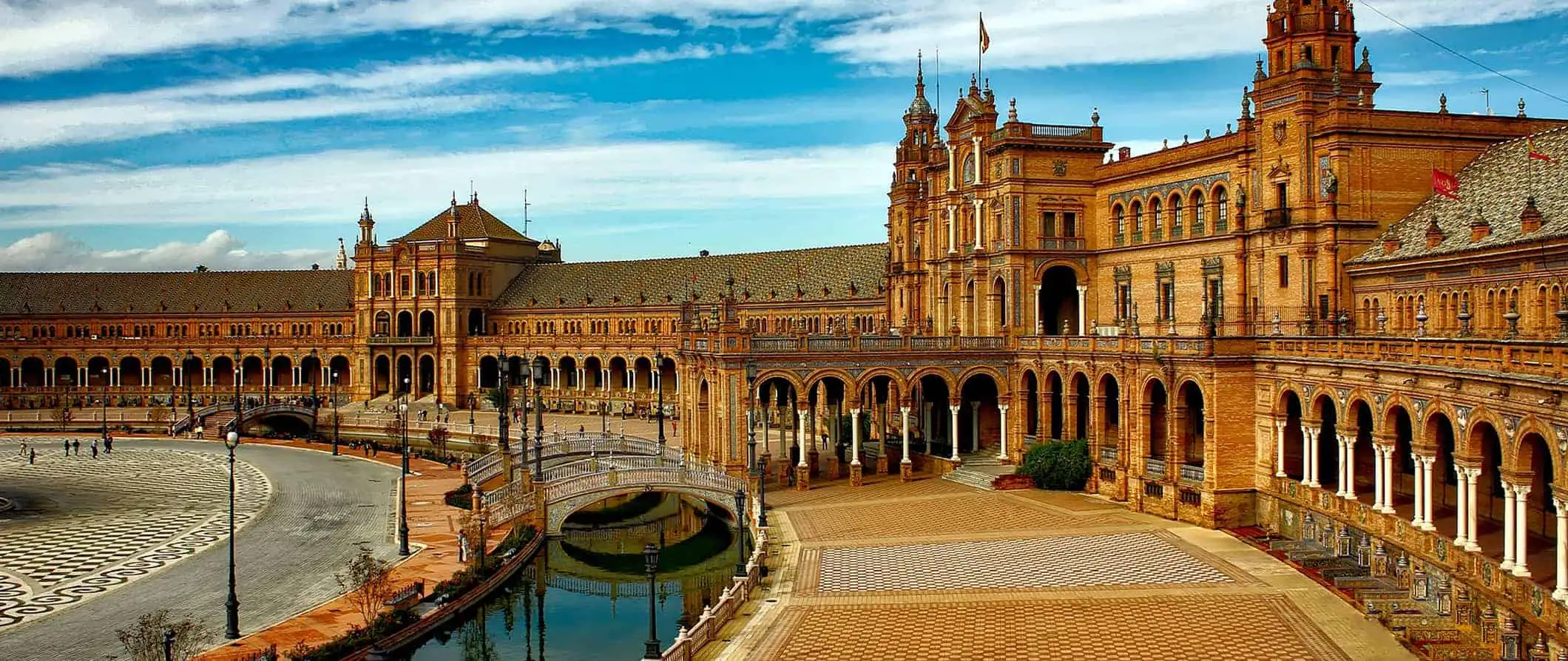 Die wunderschöne Architektur des Alcazar-Palastes in Sevilla, Spanien