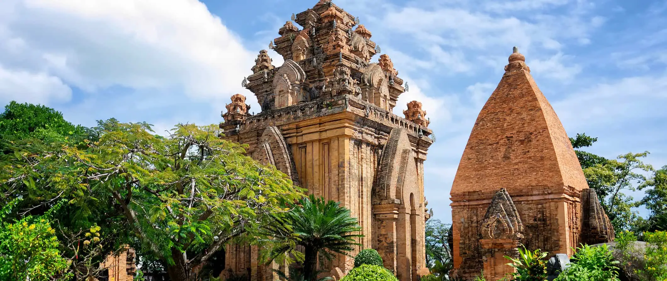 Pagoda Po Nagar yang menjulang tinggi di Nha Trang, Vietnam