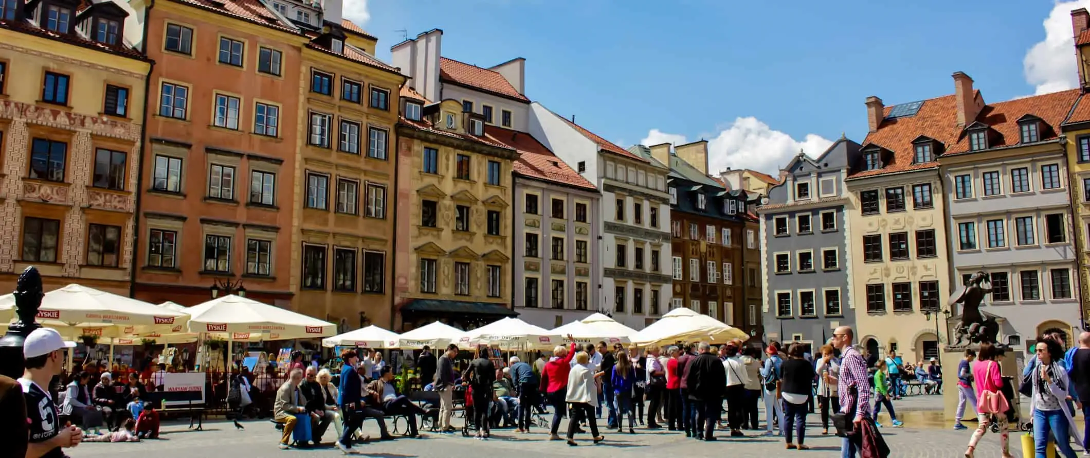 Menschen, die durch die Altstadt von Warschau, Polen, wandern