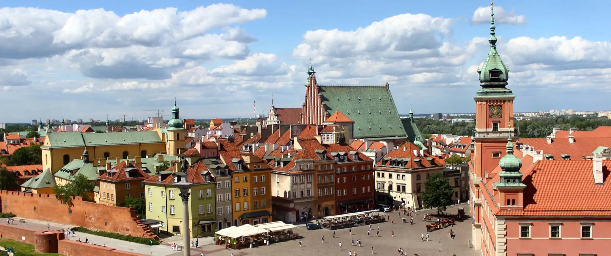 En solnedgangsutsikt med utsikt over den historiske gamlebyen i Warszawa, Polen