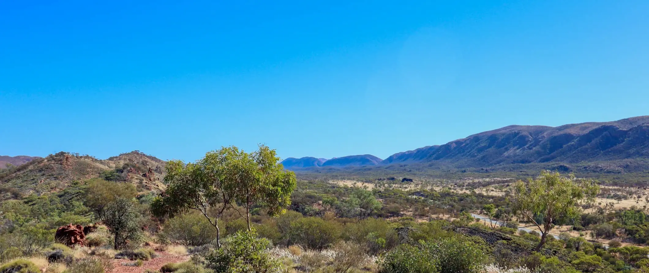 Plašie Makdonela grēdas netālu no Elisspringsas, Austrālijā