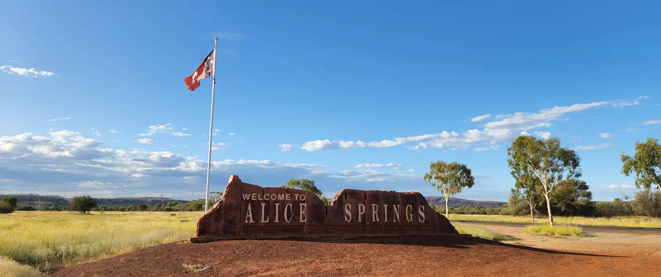 Ženklas, sveikinantis žmones į Elis Springsą Australijoje