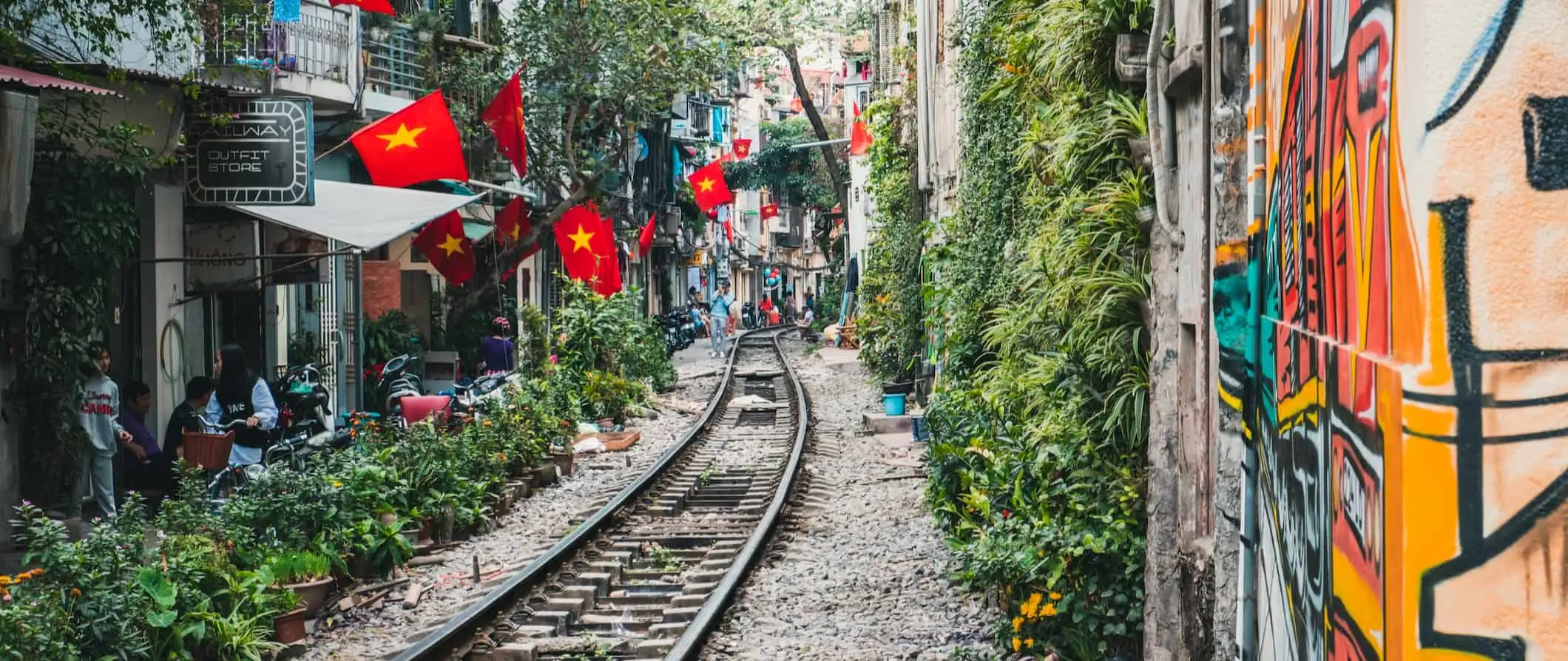 solnedgang og folk på sykkel i Hanoi